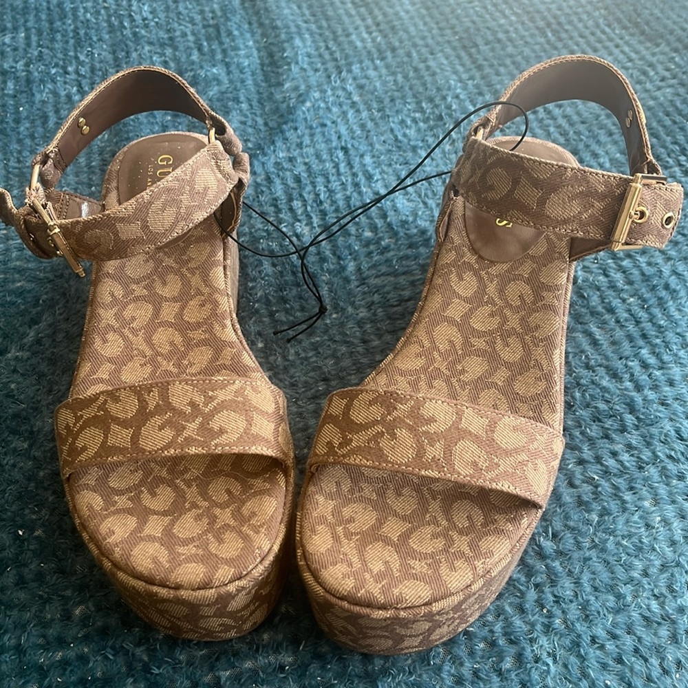 Gorgeous NWOT GUESS Plantform Adjustable Gold Color Hardware Open Toe Sandals❤️